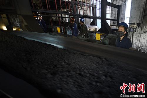 资料图:洗煤厂工人生产作业。a target='_blank' href='http://www.chinanews.com/'中新社/a记者 韦亮 摄 资料图:洗煤厂工人生产作业。a target='_blank' href='http://www.chinanews.com/'中新社/a记者 韦亮 摄