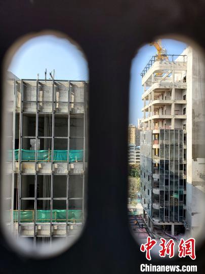 图为三亚的一处在建楼盘。王晓斌 摄 图为三亚的一处在建楼盘。王晓斌 摄