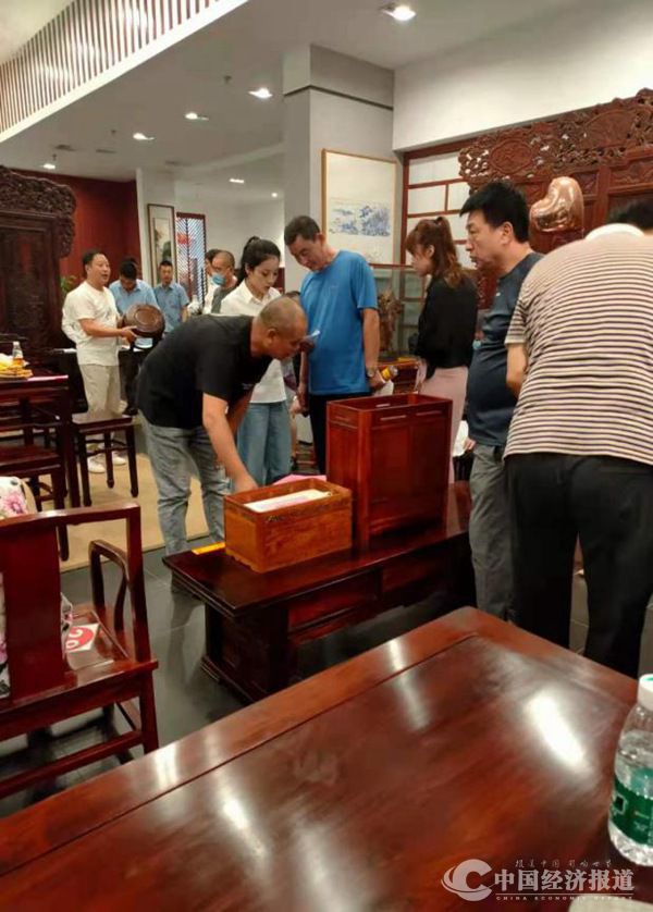 24元亨利在城外诚店举办臻品红木家具竞拍会.jpg