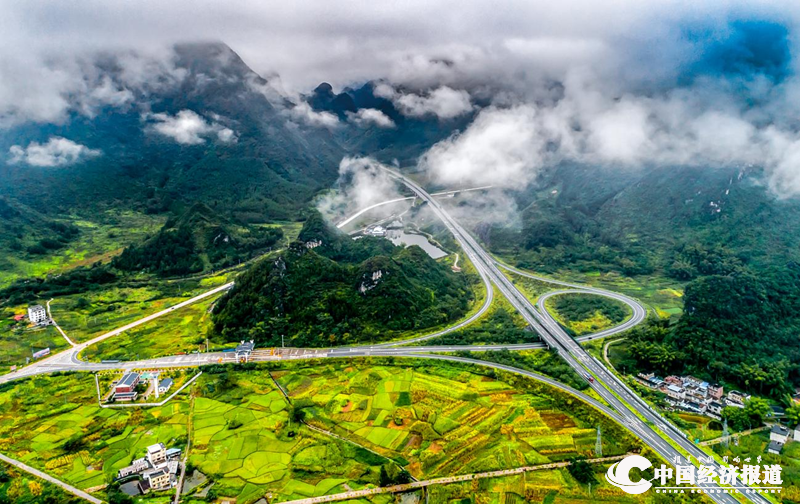 04晨曦中的上林高速 杨崇培 摄_副本.png