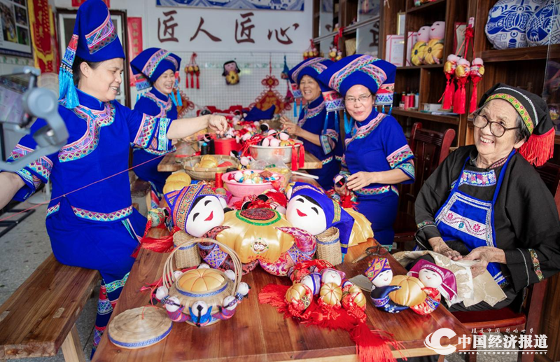 08壮族妇女在制作“渡河公” 韦福高 摄_副本.png