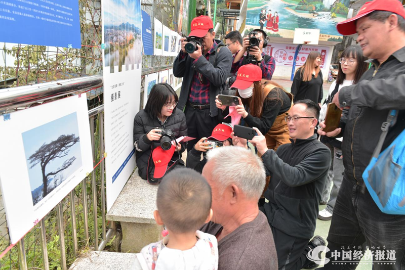 05采风团参观摄影展 周家志 摄_副本.png