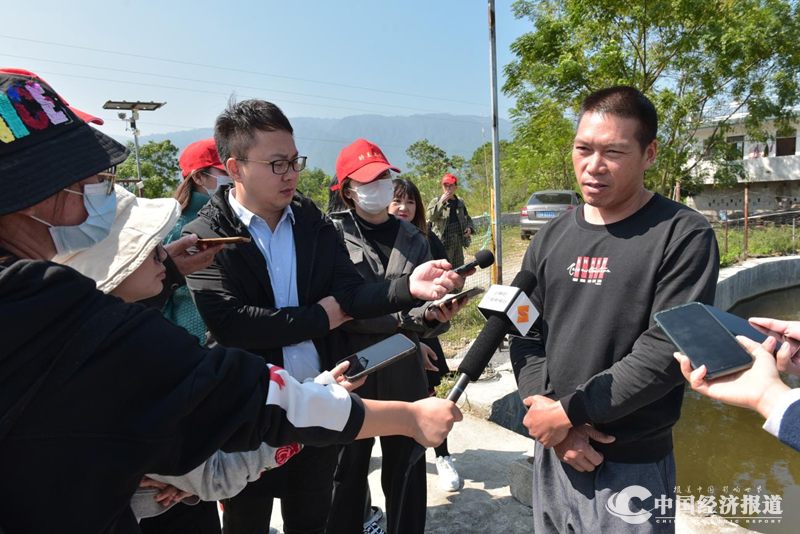 08采风团采访北林村致富带头人蒙绍球 周家志摄_副本.png