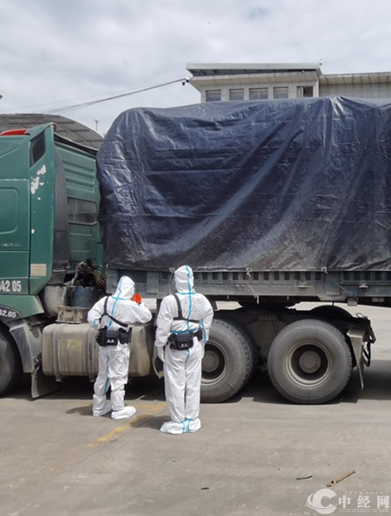 图1为:民警对入境货物车辆进行检查.jpg