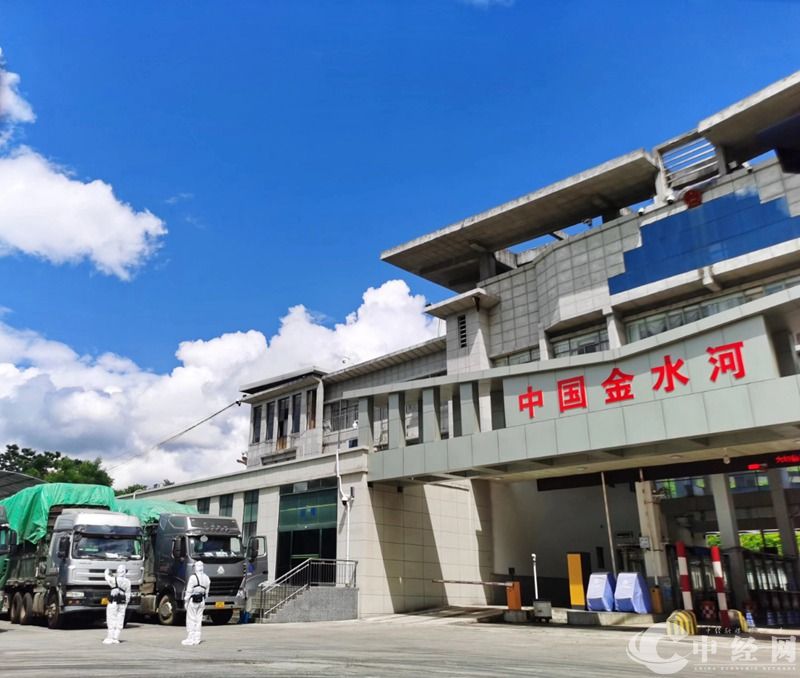 图2为:民警指挥入境货物车辆有序停靠查验区域.jpg