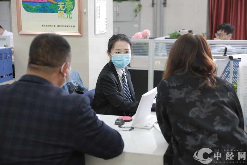 遵化市行政审批局工作人员细心为服务对象办理业务 遵化市行政审批局供图.jpg