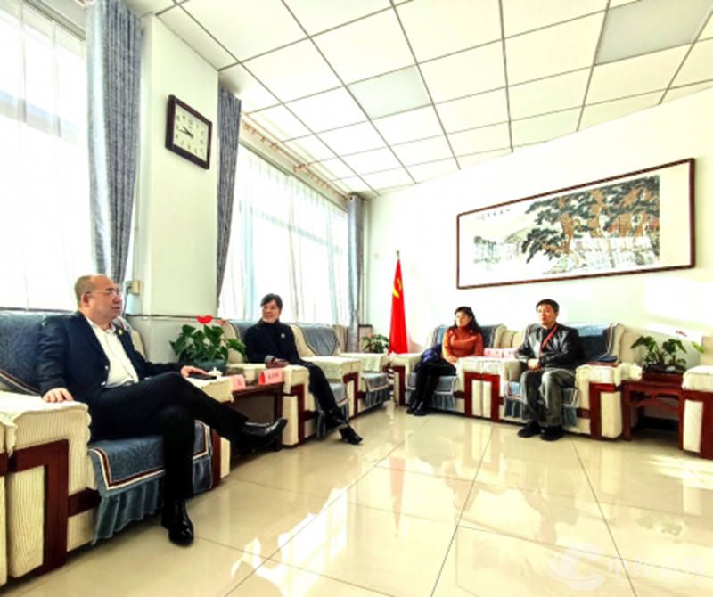 1714617144828933.jpg 京海集团董事局主席梁策应邀到山西太原考察访问,分别到访太原广播电视台,山西财经大学,山西省文联,山西省文学院,山西省投资促进局,并走访考察了当地重点文旅景地和场馆,对京海集团产业衔接相关企业进行访问调研。_副本.jpg