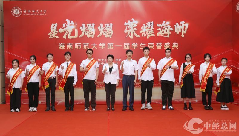 1715695738796536.jpg 许玫、陈相松与获奖代表合影.jpg