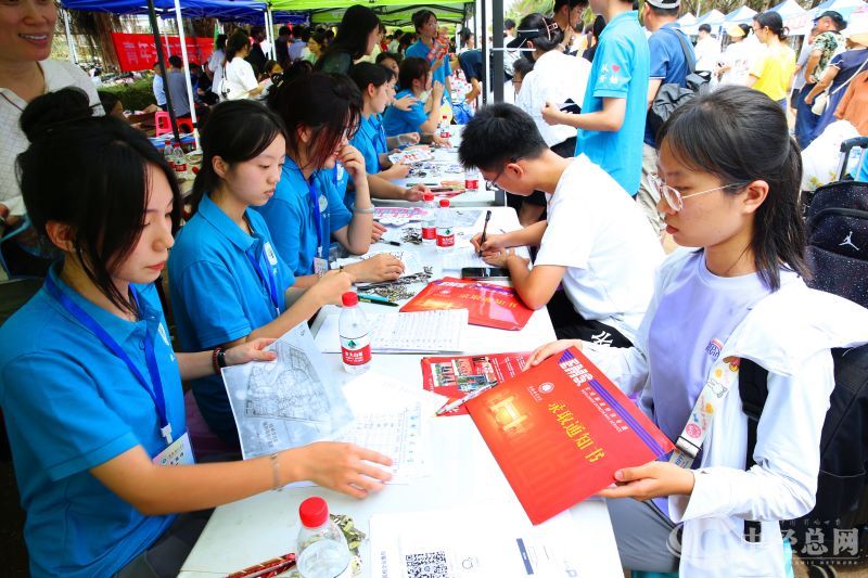 1725900269192481.jpg 1新生报到.jpg