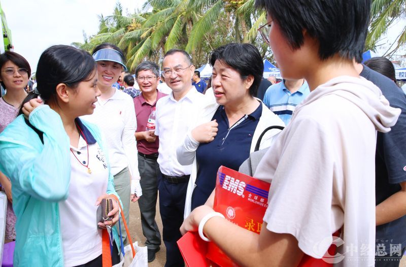 1725900293528942.jpg 3校党委书记许玫看望新生及家长 .jpg