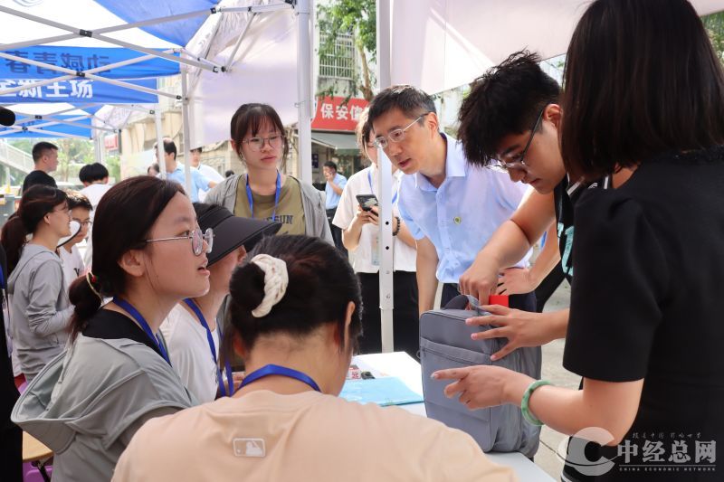 1725900300471639.jpg 4校长陈相松看望新生及家长 .jpg