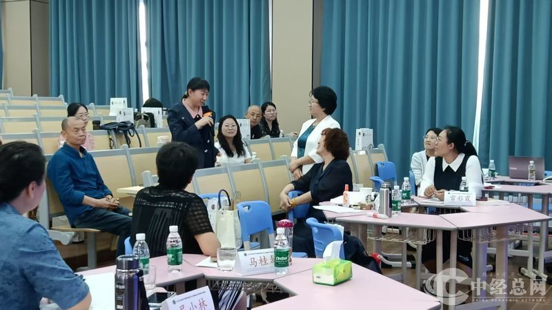 1742102946419243.jpg 老师们交流讨论1.jpg