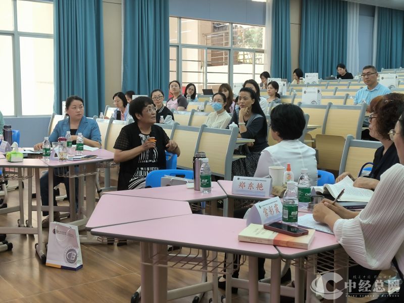 1742102952835075.jpg 老师们交流讨论2.jpg