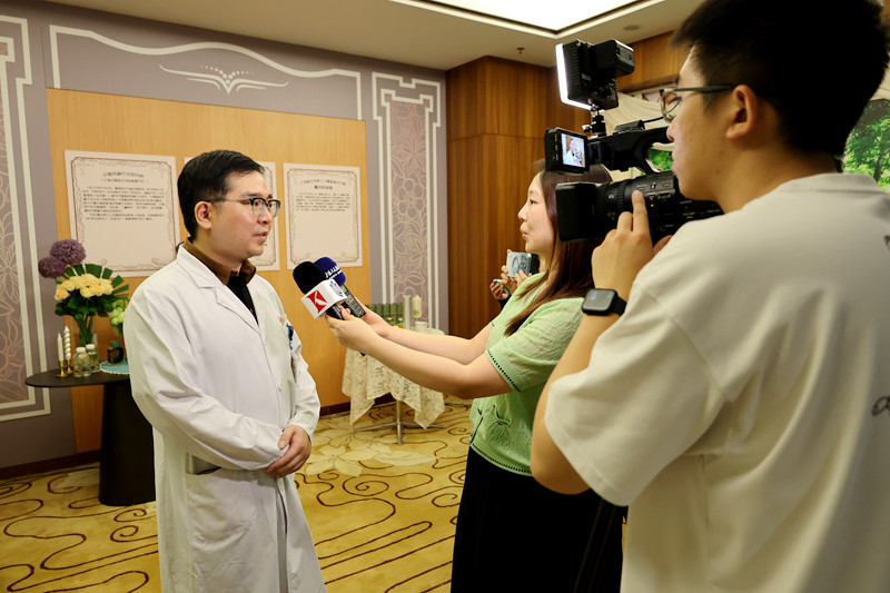 1750420635480892.jpg 本项研究者发起的临床观察研究项目负责人、龙华医院脑病一科主任医师叶青出席声香疗愈体验空间启用仪式并接受记者采访.JPG