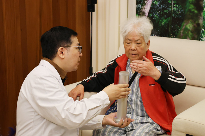 1750420685858191.jpg 患者代表现场体验人工智能生成的个性化音乐疗愈方案与精选天然精油芳香疗法的协同效应.JPG