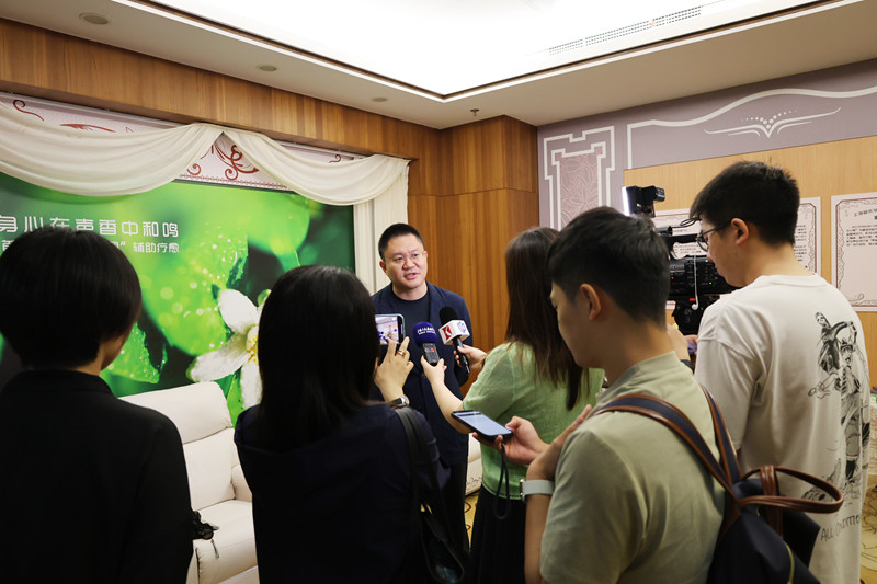 1750420695972423.jpg 上海音乐学院教授、博士生导师、上海音乐学院民族音乐系主任、人工智能音乐疗愈重点实验室主任刘灏出席声香疗愈体验空间启用仪式并接受记者采访.JPG