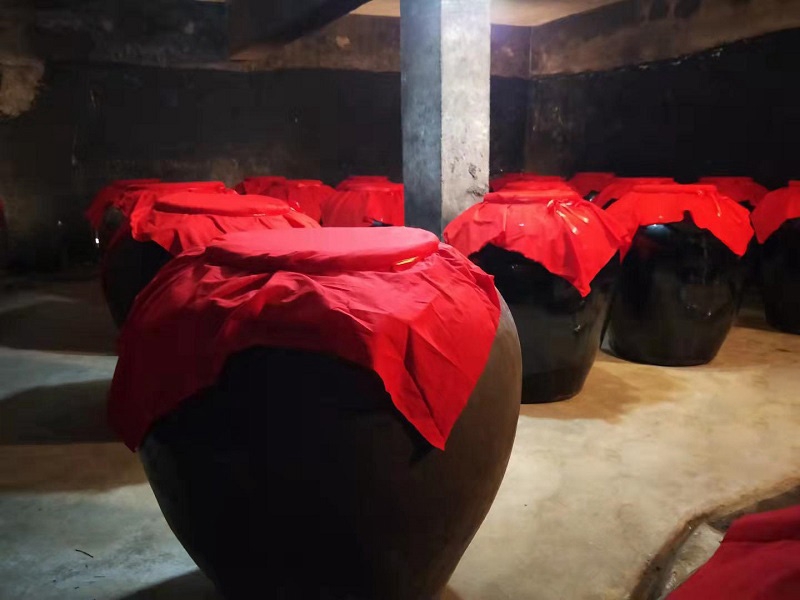 32枣阳市灵鹿酒业：用匠心传承酿造技艺 做新时代地封黄酒产业生力军.jpg